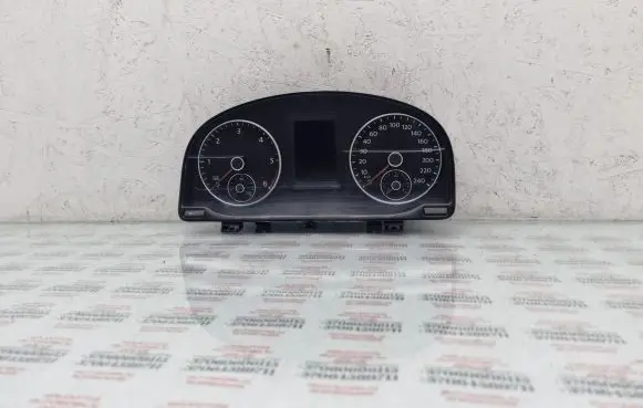 Volkswagen Touran II Speedometer (instrument cluster) 1T0920875J
