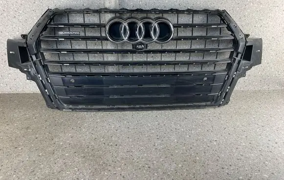 Audi Q7 4M Front bumper upper radiator grill 4M0853651F