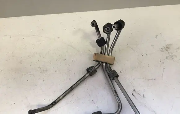 Fuel injector supply line/pipe