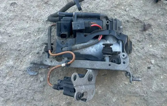 Mercedes-Benz E W213 Air suspension compressor/pump A2133200004