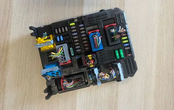 Opel Corsa F Fuse box set 9832880280