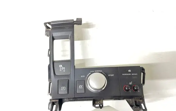 Lexus CT 200H Center console