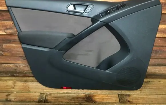 Volkswagen Tiguan Front door card panel trim