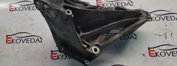 Volkswagen Touareg I Engine mounting bracket 070199307A