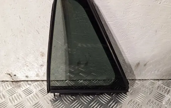 Toyota Avensis T270 Rear vent window glass 6812405110 6818905070