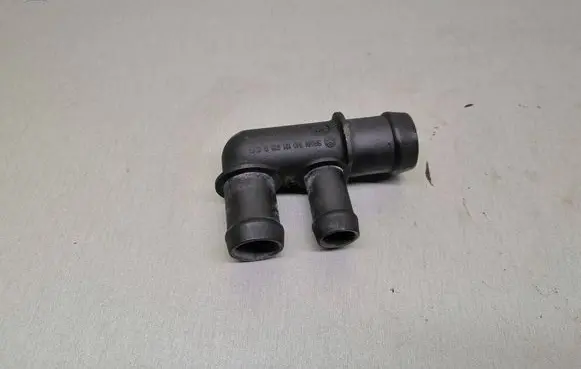 Volkswagen PASSAT B4 Engine coolant pipe/hose 1H0121619D