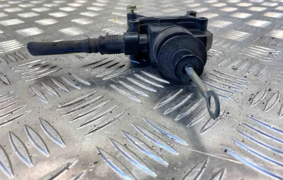 Engine mount vacuum valve