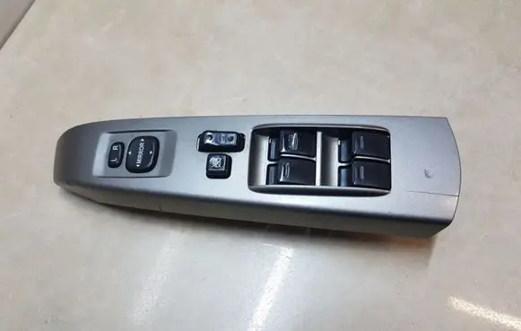 Toyota Prius (XW20) Electric window control switch 8482047012