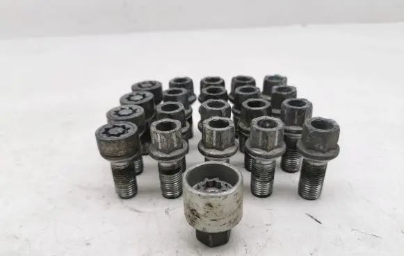 Volkswagen Golf VIII Nuts/bolts 