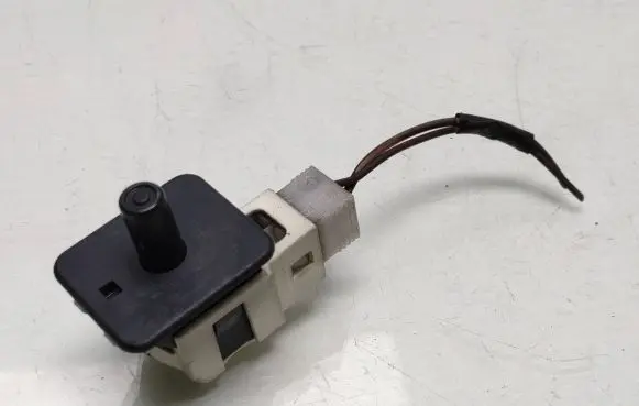 Mercedes-Benz E W211 Front door sensor coupe 2028209410