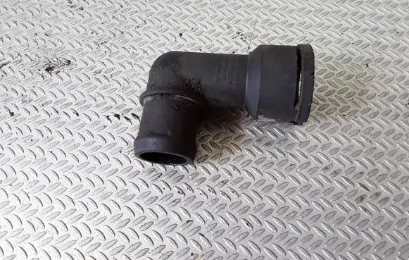 Volkswagen PASSAT B4 Engine coolant pipe/hose 037121619A
