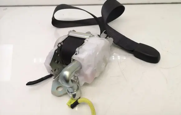 Lexus IS 220D-250-350 Front seatbelt 7M7750P 079402 BAMT1261