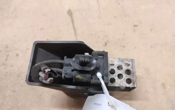 Peugeot 307 Coolant fan relay 8241001