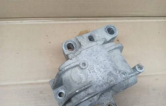 Skoda Octavia Mk2 (1Z) Engine mount bracket 1K0199262K