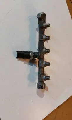 Opel Vivaro Fuel main line pipe 175215697R 0445214258