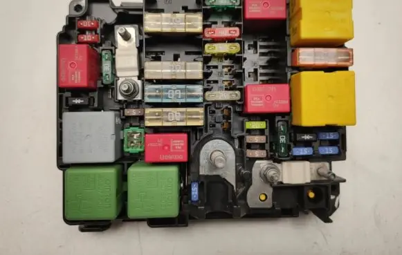 Peugeot 2008 I Fuse module 42745603
