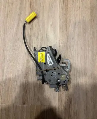 BMW 5 G60 G61 Engine bonnet/hood lock/catch 9880006