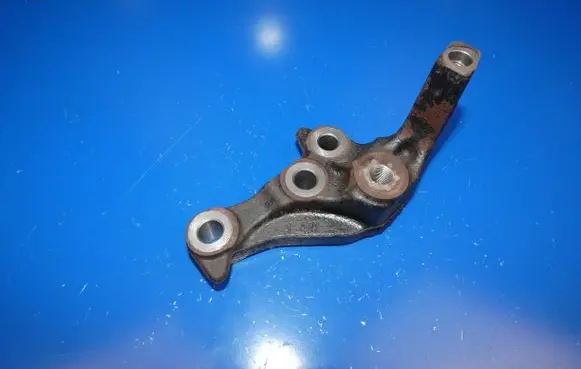 Engine mounting bracket