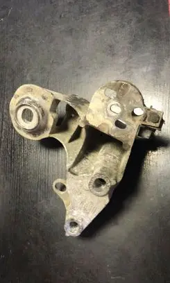 Volkswagen PASSAT B5 Engine mounting bracket 4B0199352