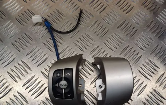 Toyota Yaris Steering wheel buttons/switches 75B412 305461110