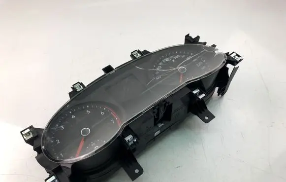 Volkswagen Tiguan Speedometer (instrument cluster) 5NA920750B