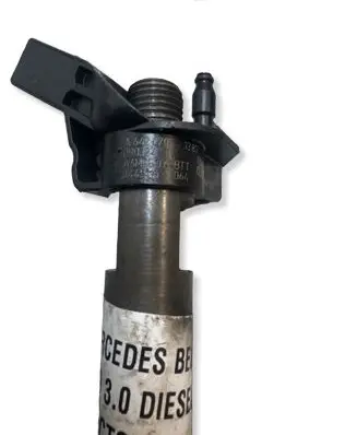 Mercedes-Benz CLS C219 Fuel injector A6420701387