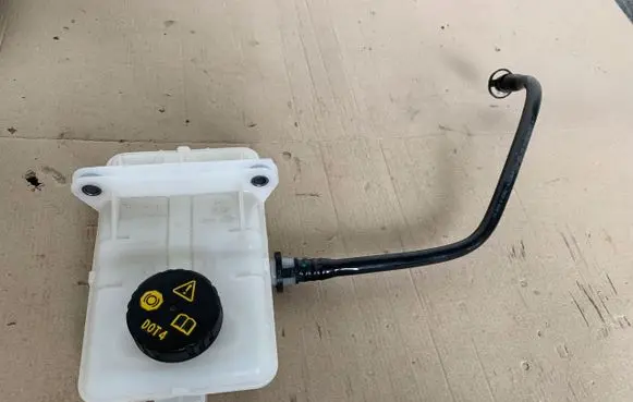 Brake fluid reservoir