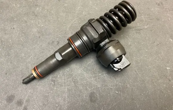 Volkswagen Golf V Fuel injector 0414720037 038130073AJ