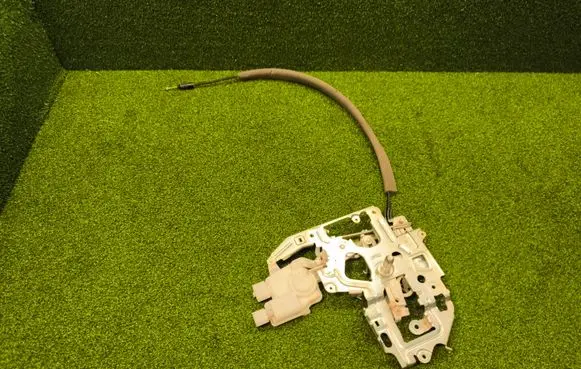 Renault Master III Rear door lock 906123257R