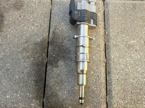 BMW 5 E60 E61 Fuel injector 7585261 10181010