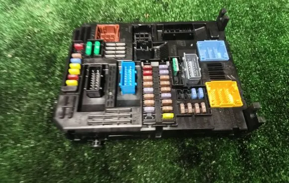 Opel Mokka B Fuse module 9832881080
