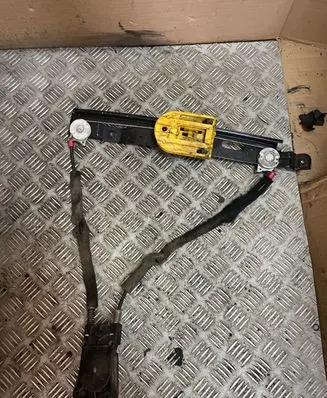 Rear door manual window regulator