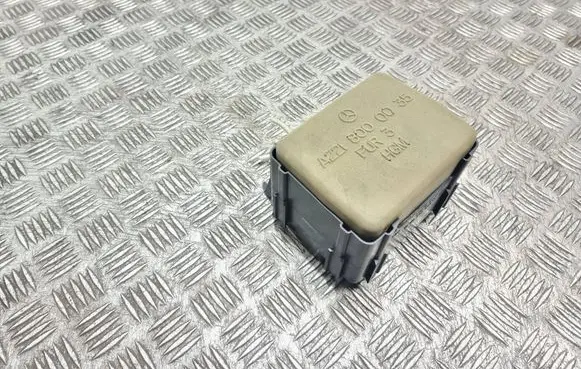 Mercedes-Benz E C207 W207 Central locking vacuum pump A0008000018