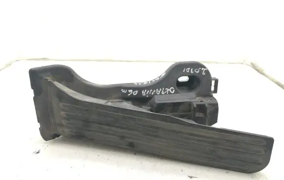 Accelerator throttle pedal