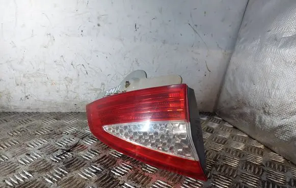 Tailgate rear/tail lights