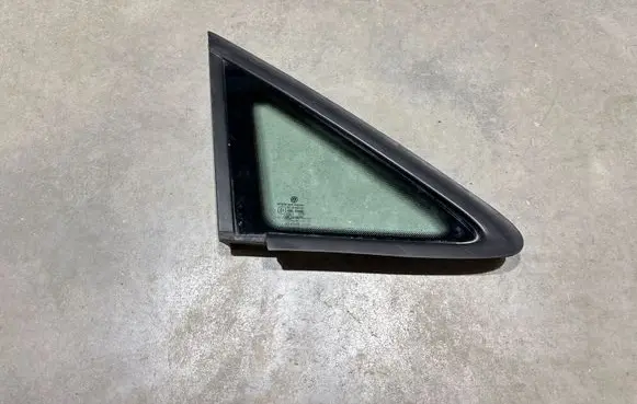 Volkswagen Touran I Front triangle window/glass 1T0845412