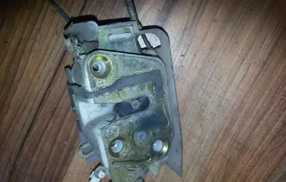Mazda 323 Front door lock