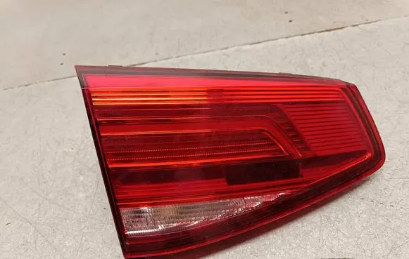 Tailgate rear/tail lights