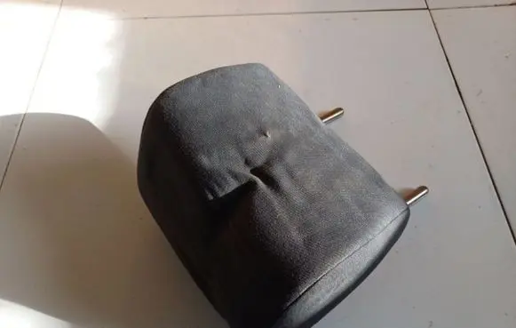 Volkswagen Jetta V Front seat headrest 