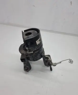 Toyota RAV 4 (XA50) Engine mount bracket