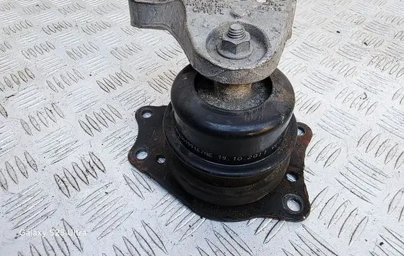 Engine mount bracket