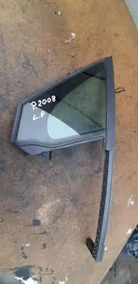 Peugeot 2008 I Front door window glass four-door