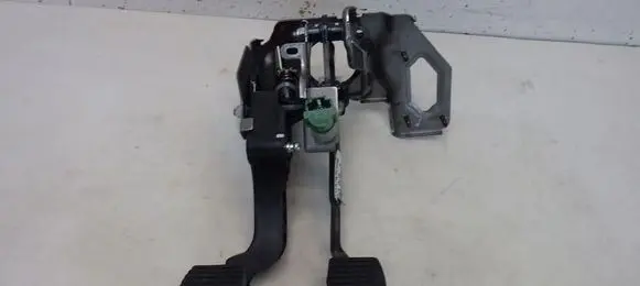 Opel Crossland X Brake pedal 9807334080