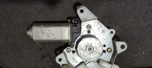 Nissan Almera Front door window regulator motor 807300m007 mmrs11-113