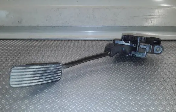 Opel Meriva B Accelerator throttle pedal 13252887