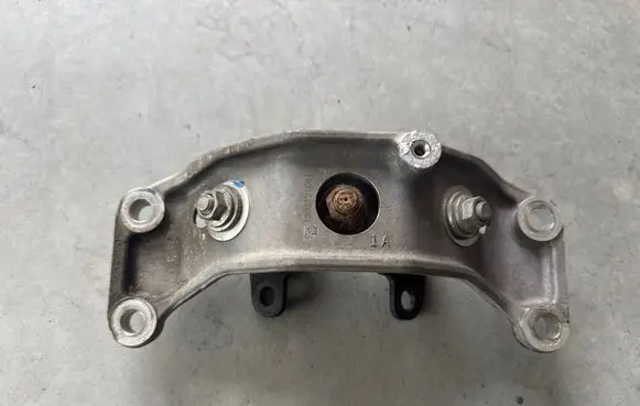 Toyota GT 86 Gearbox mount SU00301005 SU00301004
