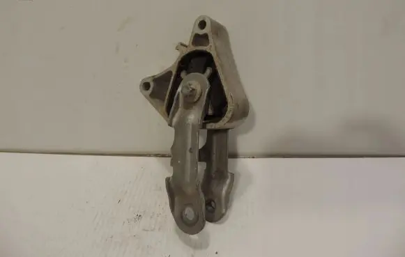 Mercedes-Benz CLA C117 X117 W117 Engine mount bracket A2462300809