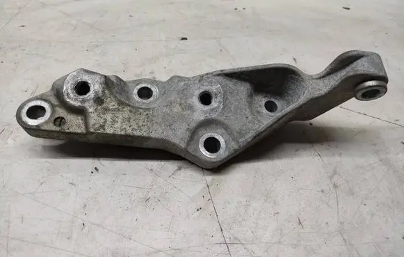 Volvo XC60 Engine mounting bracket