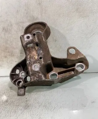 Engine mounting bracket