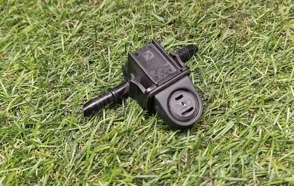Mercedes-Benz E W212 Windshield washer spray nozzle 3T920